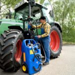 10510_06_Trolley-60-L-AdBlue-CENTRI-Akku-Anwendung-Traktor-02
